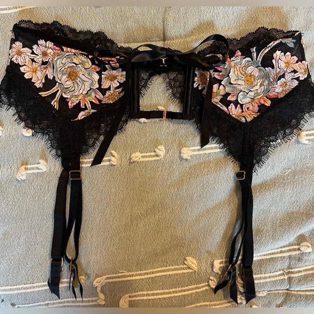 Victoria’s Secret Dream Angels Floral Embroidered Lingerie Set - Picture 10 of 12